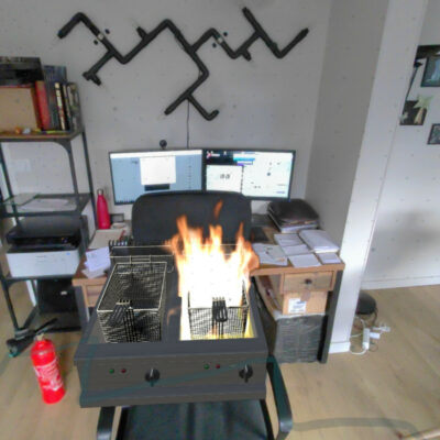 Capture d'écran de l'application de simulation d'incendie en réalité augmentée de Pro In Sec. Une friteuse virtuelle est en train de prendre feu.