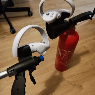 Photographie de deux extincteurs avec des dispositifs de fixation de manettes pour l'application de simulation d'incendie en réalité augmentée de Pro In Sec.