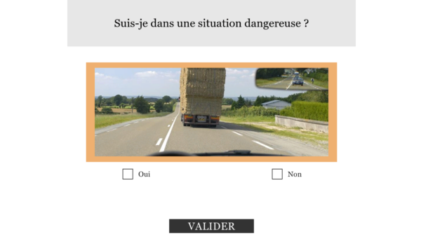Ecran du serious game de sécurité routière de Pro In Sec. On voit un QCM demandant si l'image affichée présente une situation dangereuse.